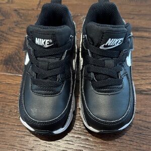 Nike Kids Black and White Velcro Lace Sneakers - like new - Nike size 6C
